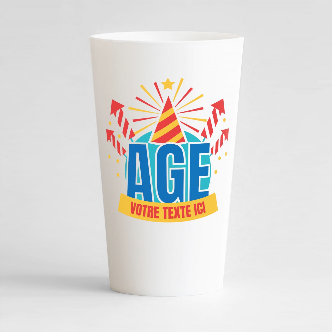 Un ecocup blanc de face pour une fête d'anniversaire à personnaliser, avec de nombreux éléments colorés et festifs, ainsi qu'un emplacement pour l'âge et une zone de texte sur banderole.