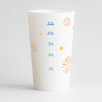 Un ecocup blanc de dos pour un anniversaire, avec une graduation, des étoiles et des feux d'artifices rouges et jaunes.