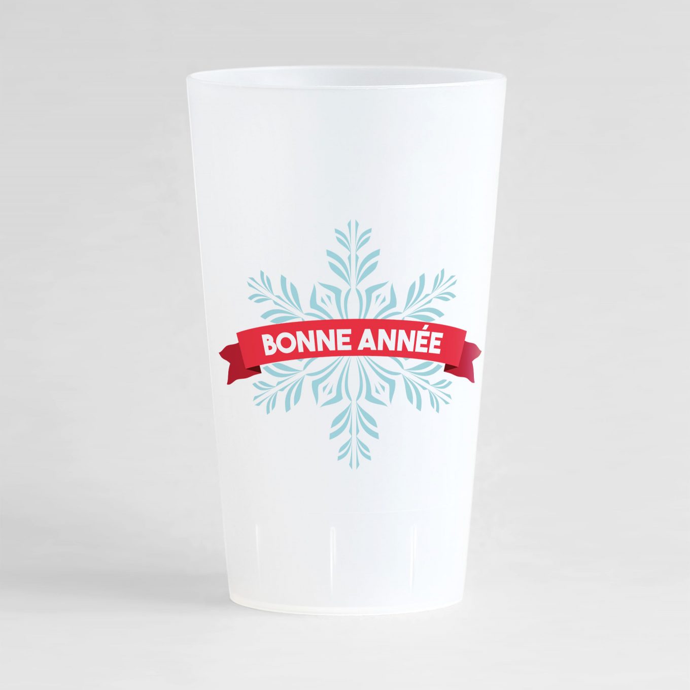 Gobelet personnalisé pour les fêtes de fin d'année avec ruban et flocon de neige, avec inscription bonne année, version givrée de face.