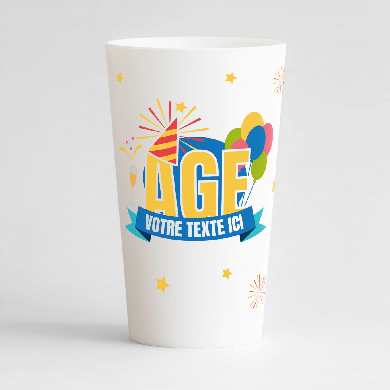 Un ecocup blanc de face pour un anniversaire à personnaliser entièrement, avec une zone de texte sur la banderole, et un emplacement pour l'âge, ainsi que des motifs feux d'artifices, étoiles et ballons.