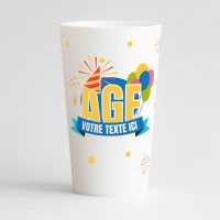 Un ecocup blanc de face pour un anniversaire à personnaliser entièrement, avec une zone de texte sur la banderole, et un emplacement pour l'âge, ainsi que des motifs feux d'artifices, étoiles et ballons.