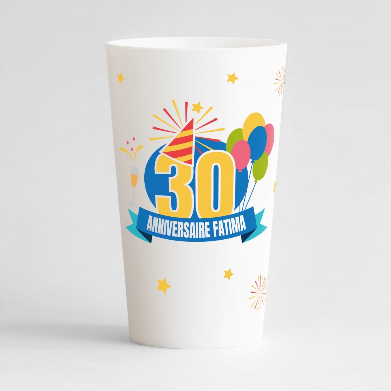 Un ecocup blanc de face à personnaliser pour un anniversaire, ici en exemple avec "anniversaire" suivi du prénom et l'âge au dessus.