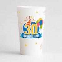 Un ecocup blanc de face à personnaliser pour un anniversaire, ici en exemple avec "anniversaire" suivi du prénom et l'âge au dessus.