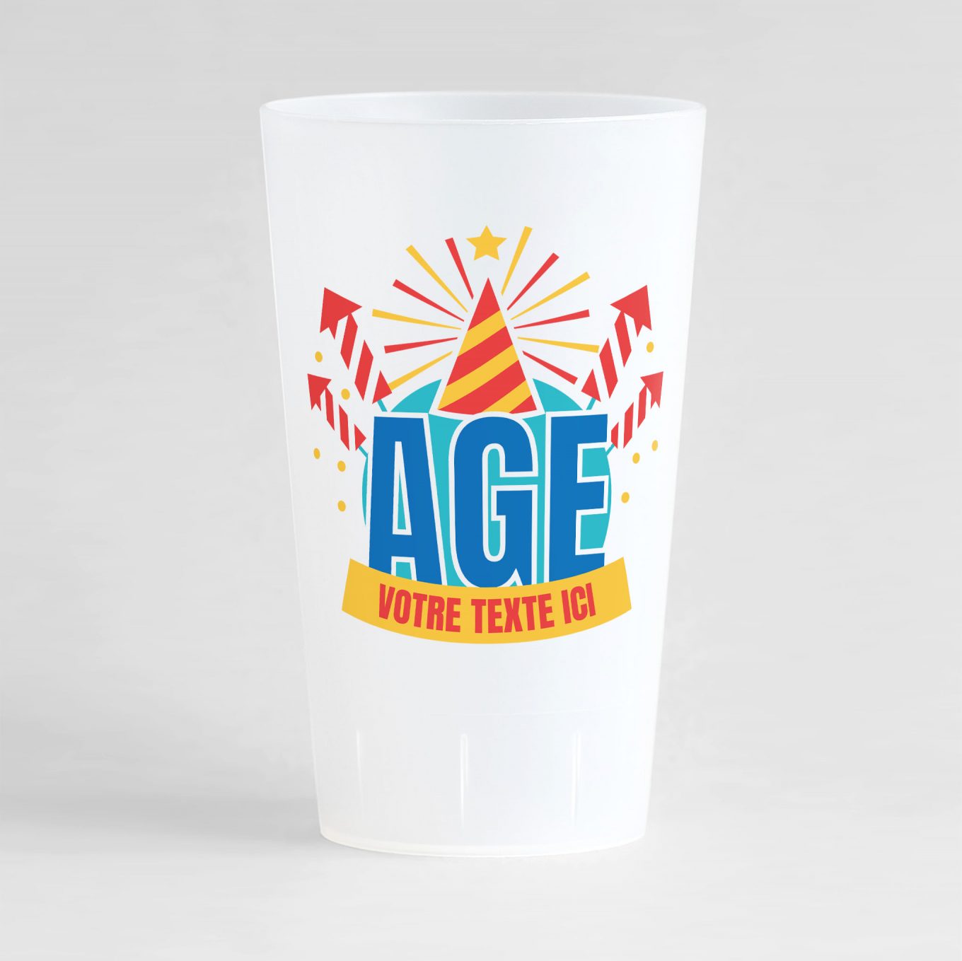 Un ecocup givré de face pour une fête d'anniversaire à personnaliser, avec de nombreux éléments colorés et festifs, ainsi qu'un emplacement pour l'âge et une zone de texte sur banderole.