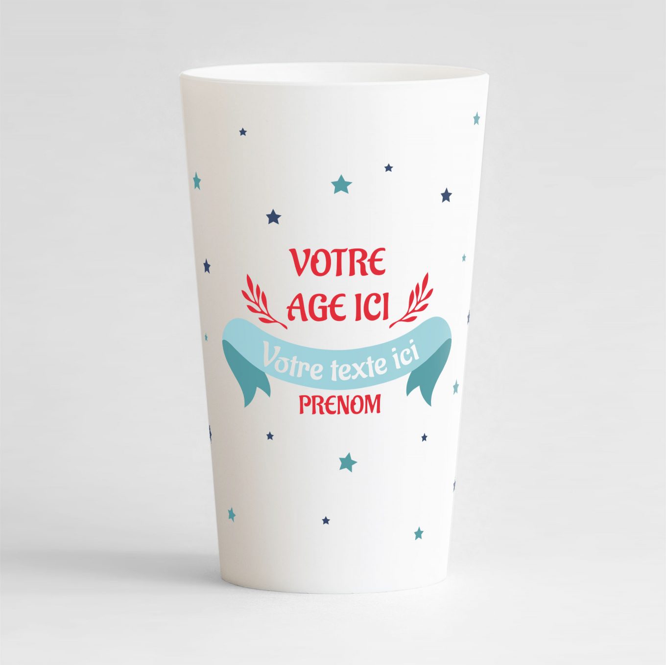 Un ecocup blanc de face pour un anniversaire, avec un emplacement pour l'age, une zone de texte et le prénom à personnaliser, le tout entouré de petites étoiles !