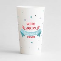 Un ecocup blanc de face pour un anniversaire, avec un emplacement pour l'age, une zone de texte et le prénom à personnaliser, le tout entouré de petites étoiles !