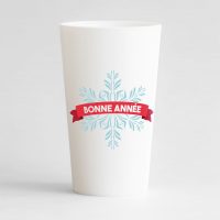 Gobelet personnalisé pour les fêtes de fin d'année avec ruban et flocon de neige, avec inscription bonne année, version blanche de face.