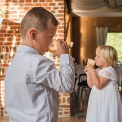 Enfants buvant dans des gobelets d'anniversaire