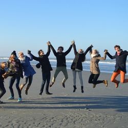 Cousins sautant ensemble sur la plage