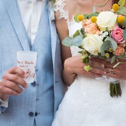 Marié et mariée en gros plan avec bouquet de fleurs