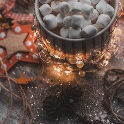 Bol de chamallows avec décorations de noël sur une table en bois