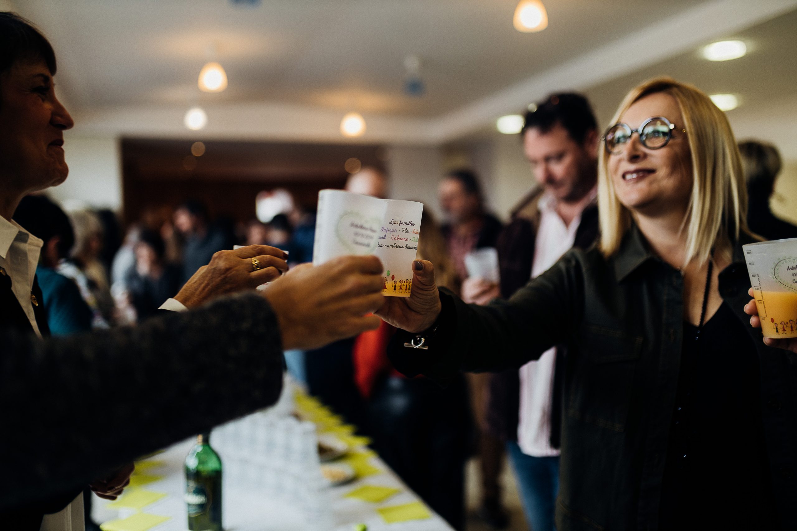 membres d'une famille trinquant avec des ecocups