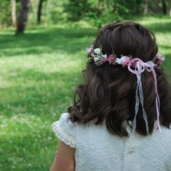 Petite fille couronne de fleurs pour communion