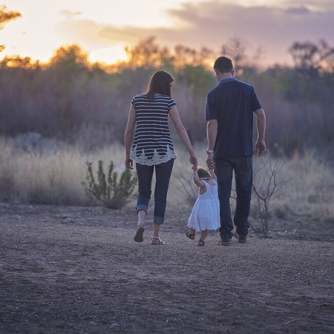 parents tenant leur enfant par la main