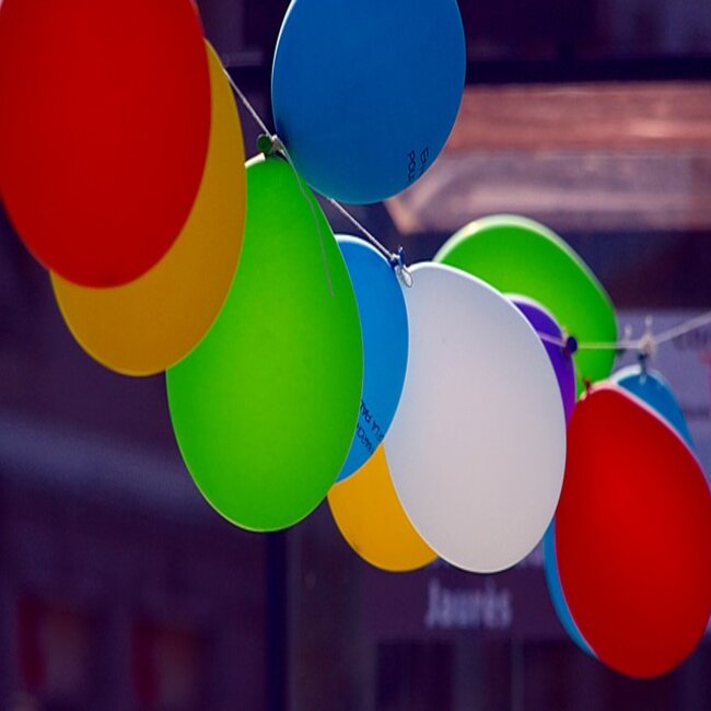 ballons ballons colorés suspendus