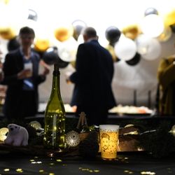 Table et décoration d'anniversaire adulte en noir et doré