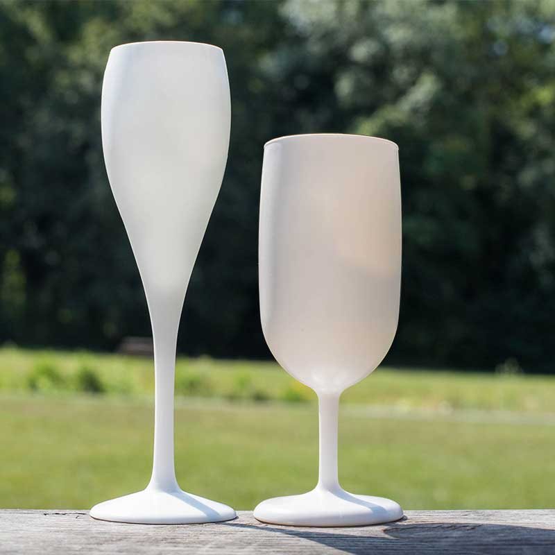 ecoCHAMP_ecoVIN_BLANC_bois_ecocup verres à pied Ecocup sur table en bois
