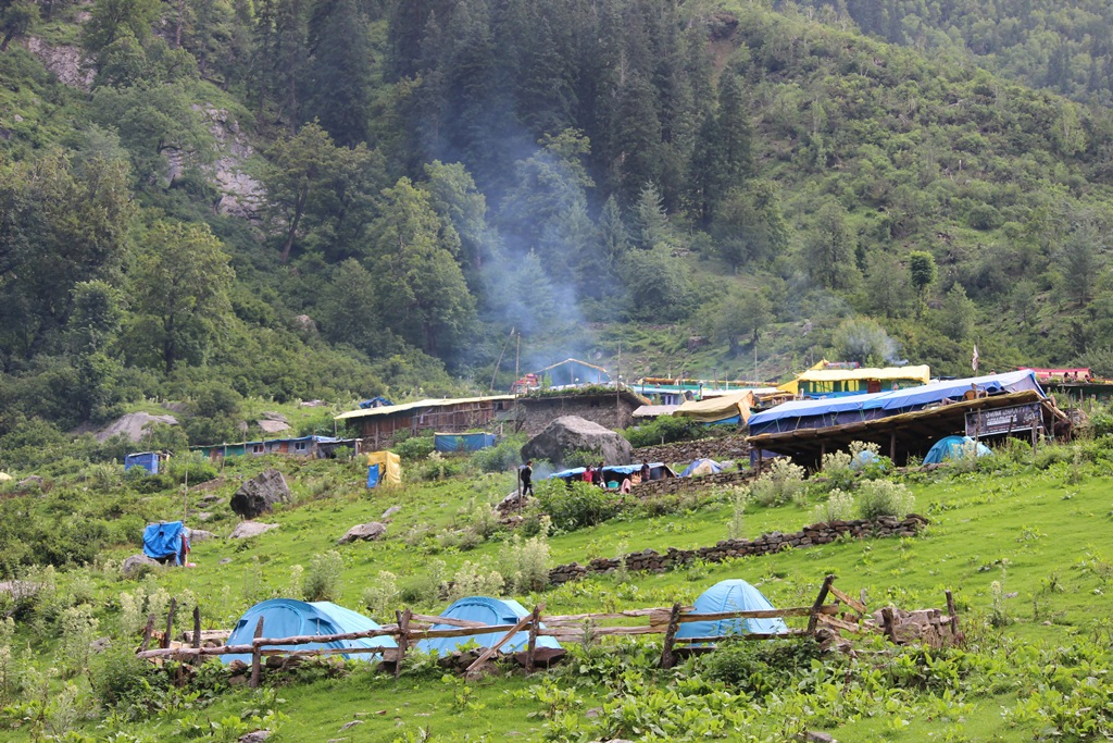 How to do Kheerganga Trek in under Rs. 4000.!