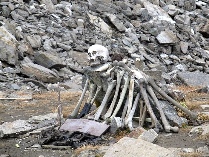 Mysteries of the enchanting Roopkund Lake!