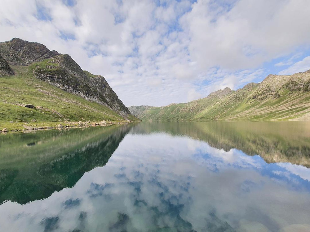 kashmir lake travel