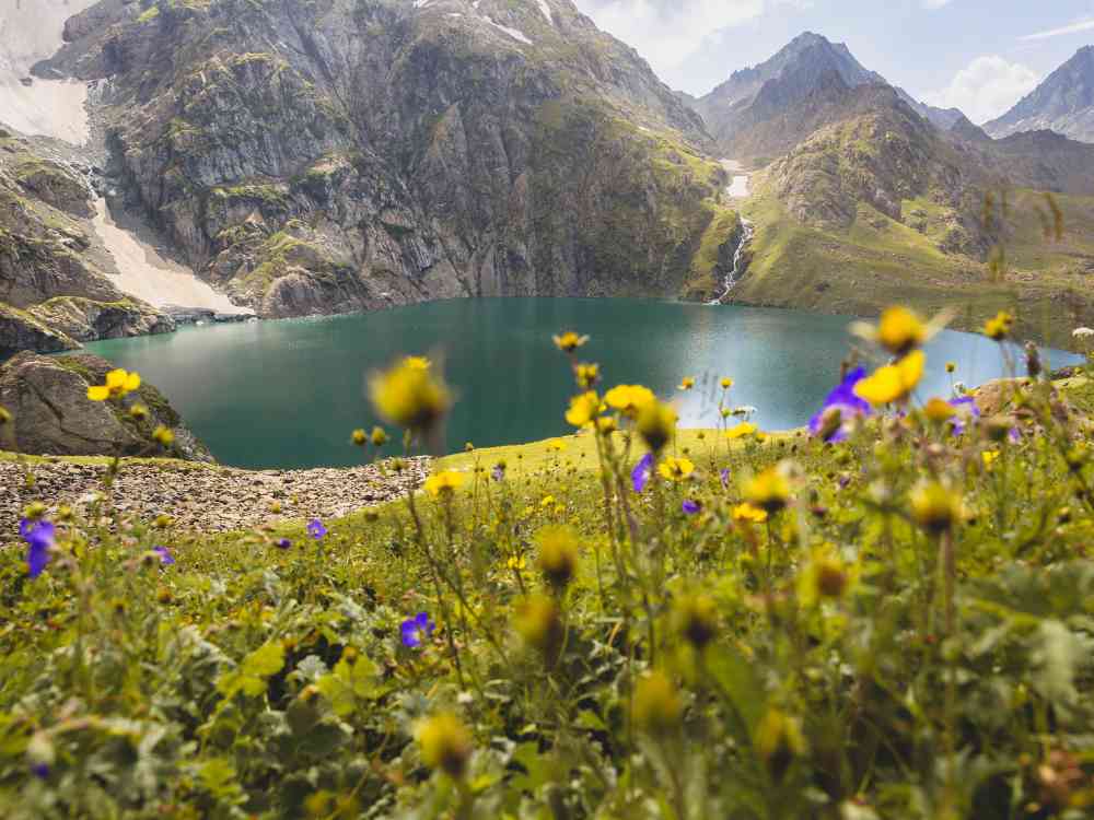 kashmir lake travel