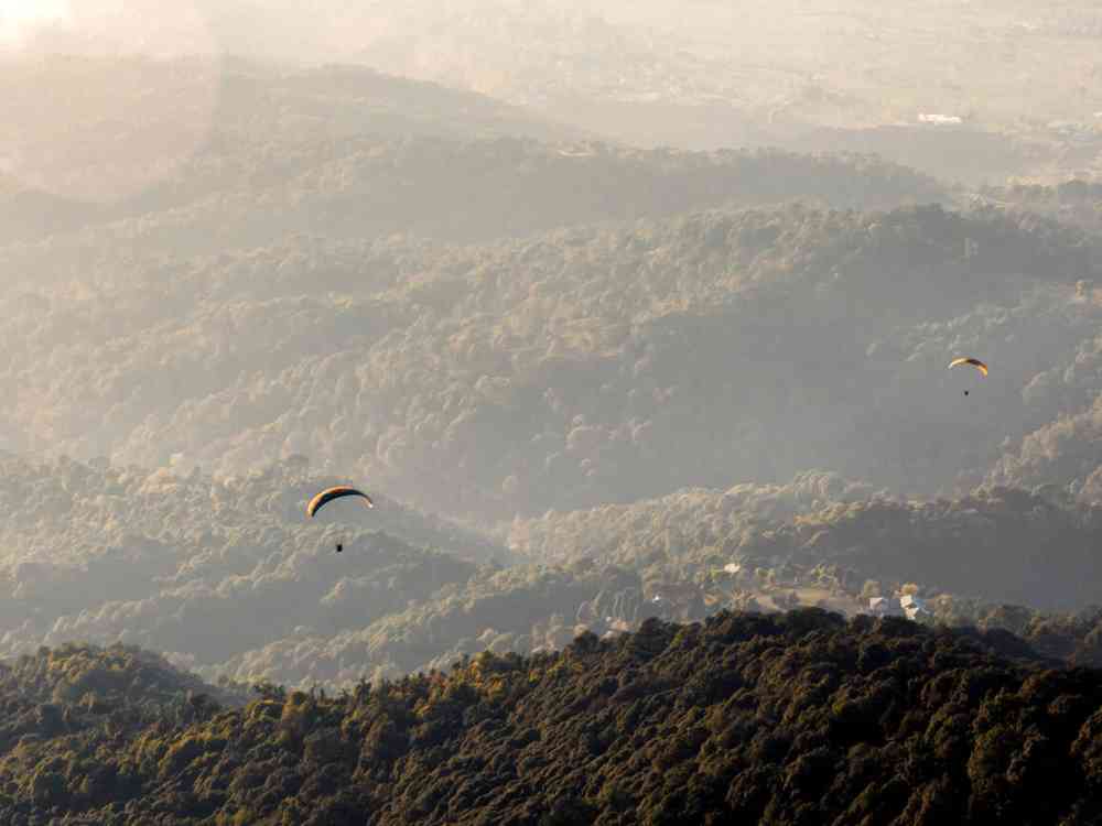 Paragliding above Bir Biilling