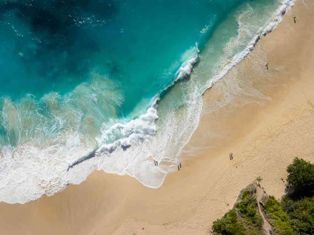 Waves crash, cliffs rise—Kelingking Beach stuns.