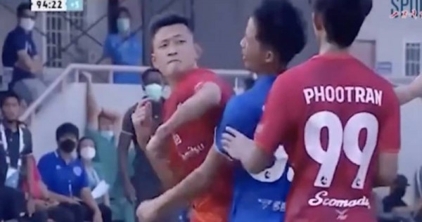 Thai footballer sacked by club for brutal elbow attack during match ...