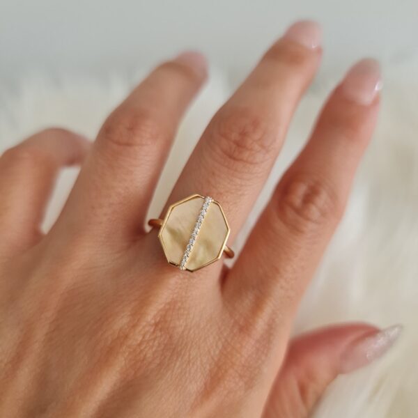 Linda & Co 18ct yellow gold hexagonal cocktail dress ring._1