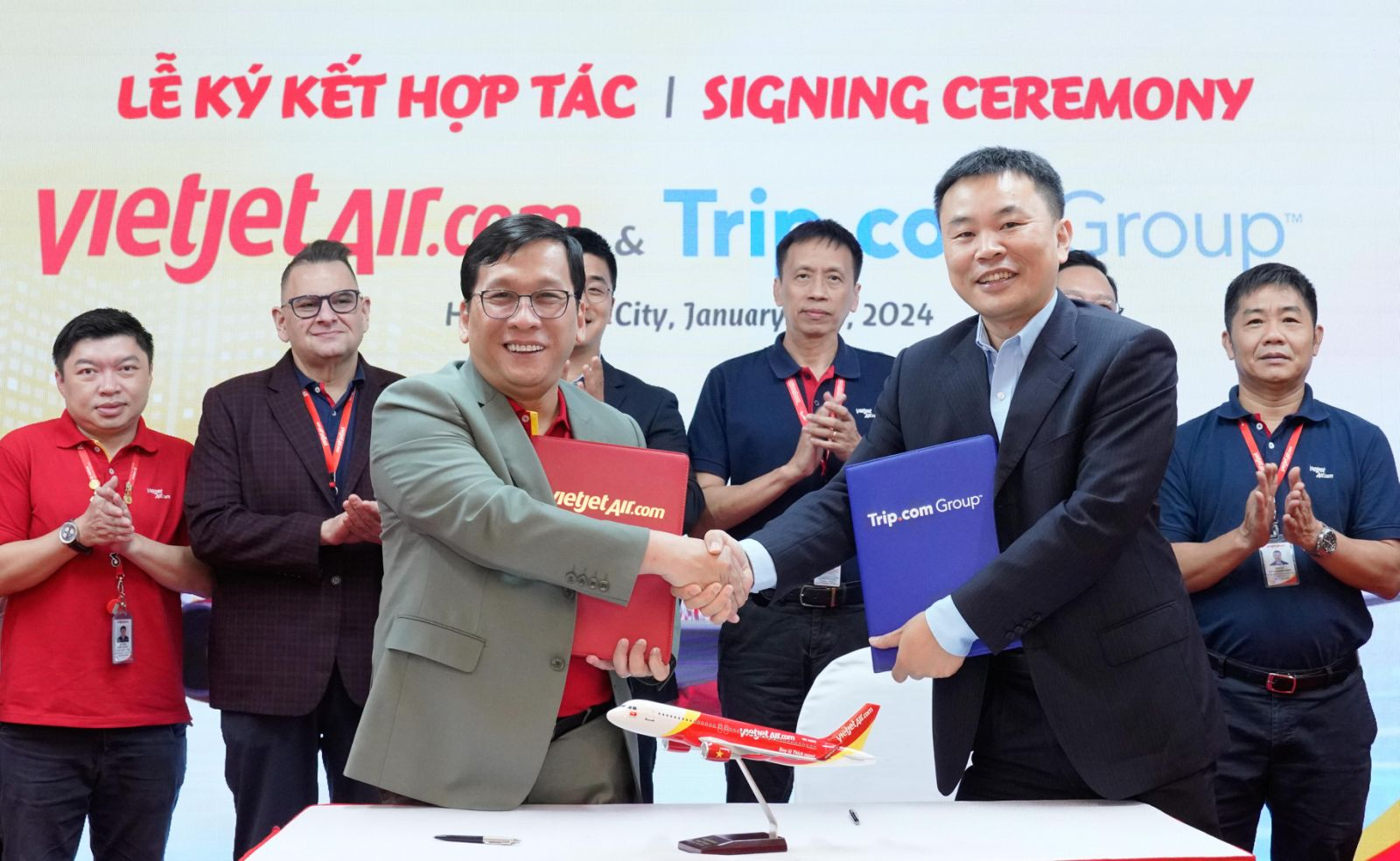 vietjet air and trip com group sign mou to improve global travellers experience