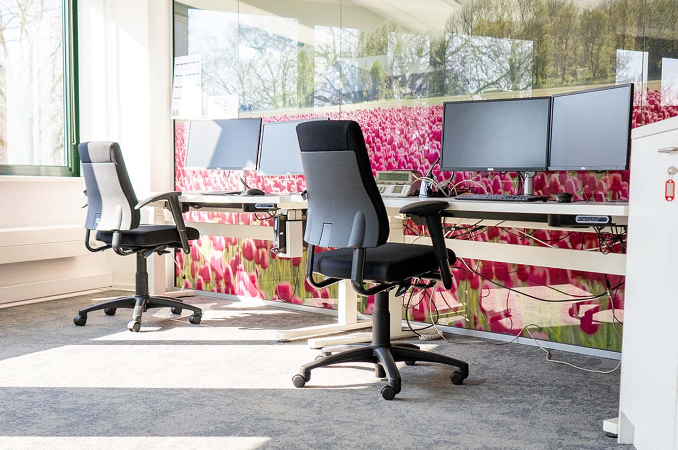 Refurbished Kantoormeubilair Bij OPNIEUW!. Ruimte Voorraad & Snelle Levering. Bestel Direct.