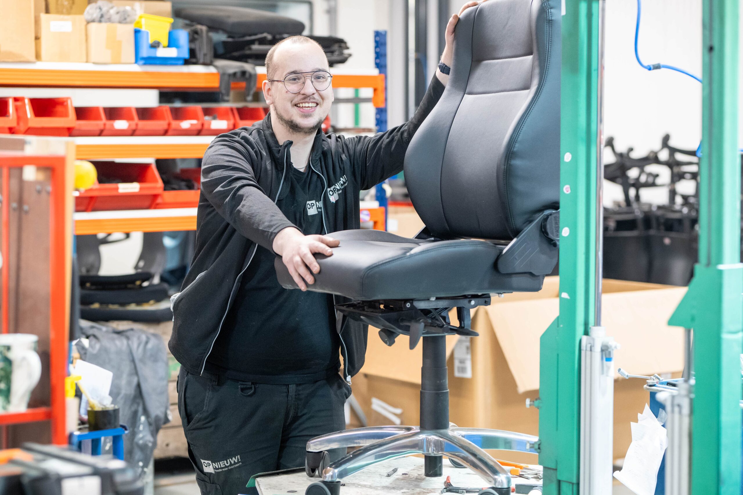 Een servicemonteur voert de revitalisatieservice uit.