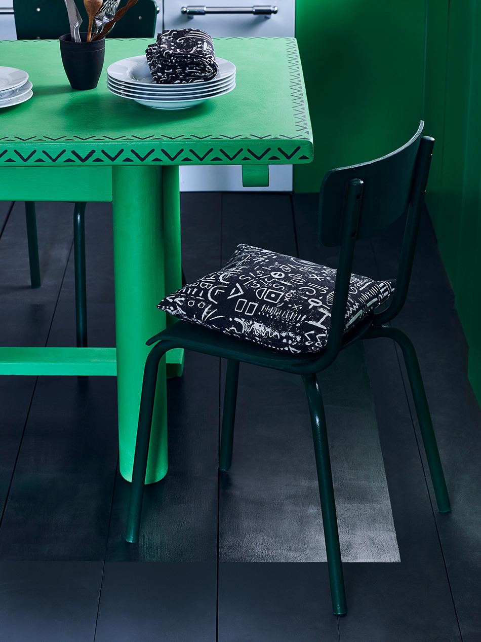 Annie Sloan - Kitchen - Chalk Paint in Antibes Green, Graphite floorboards with Gloss Lacquer detail 