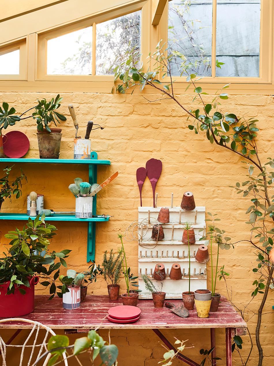 Annie Sloan - Sunroom - Chalk Paint in Arles, shelves in Florence, table in Burgundy - Lifestyle 