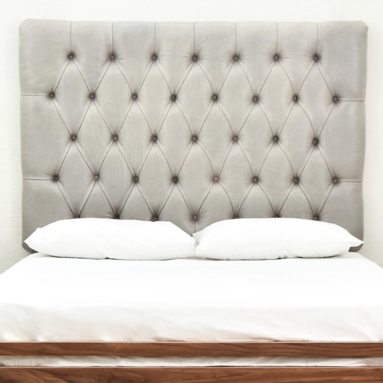 deep-button-headboard-close-up deep-button-headboard-close-up