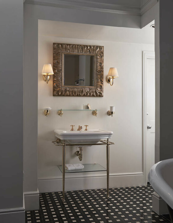 devon-devon-store-londra-bathroom-gold-mirror