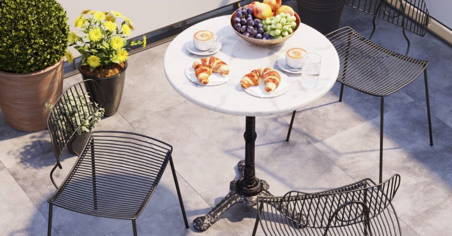 For a breakfast like on Montmartre in Paris, the bistro table with marble top and iron base comes into play – whether on the balcony or in the kitchen.