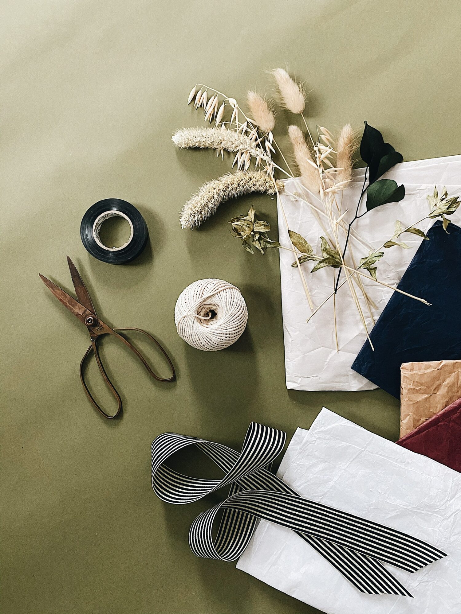 AN EASY & SUSTAINABLE GIFT WRAP IDEA