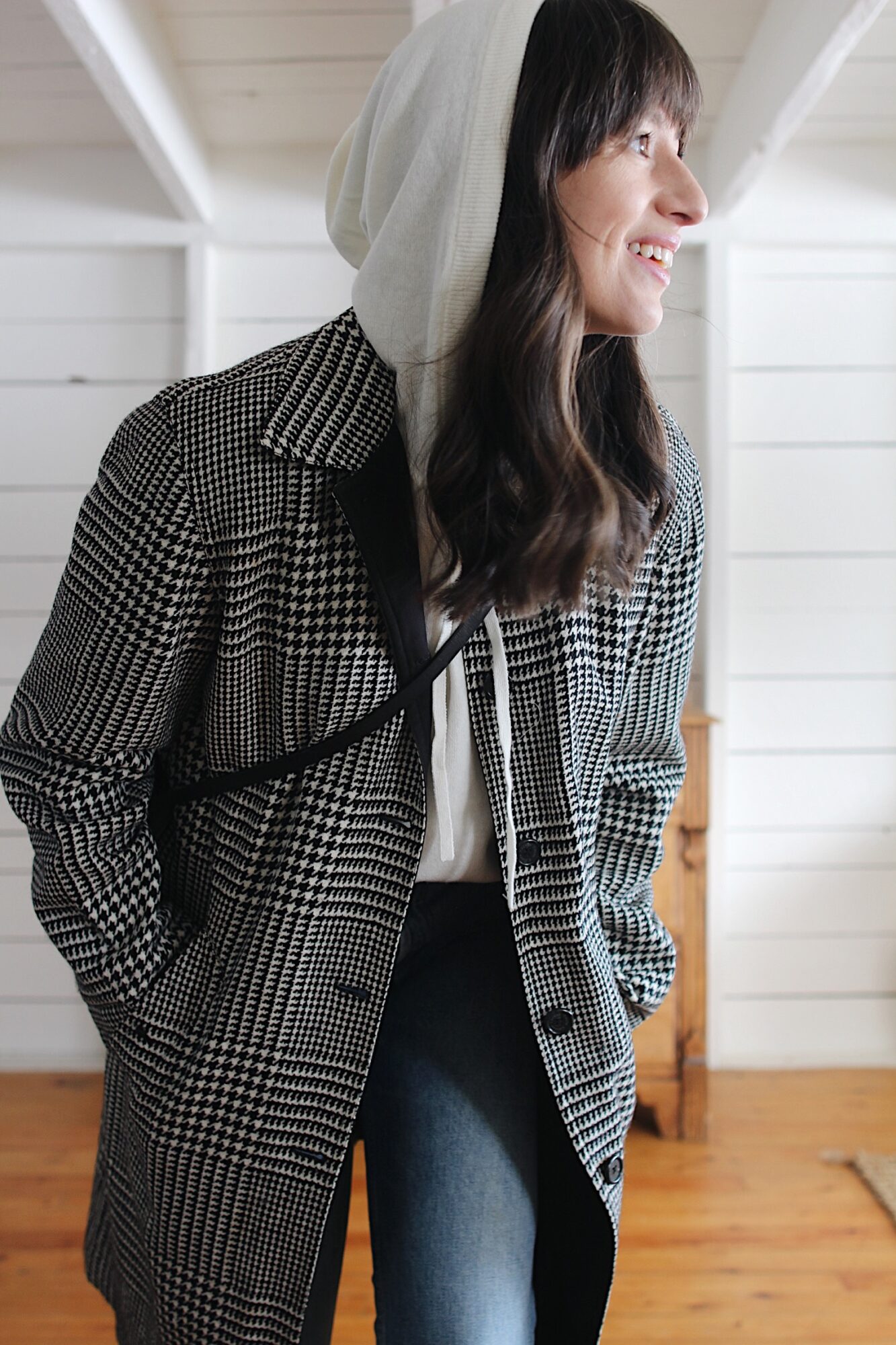 Style Bee -HOUNDSTOOTH COAT, CREAM HOODIE, 90'S JEANS AND CHUNKY BOOTS