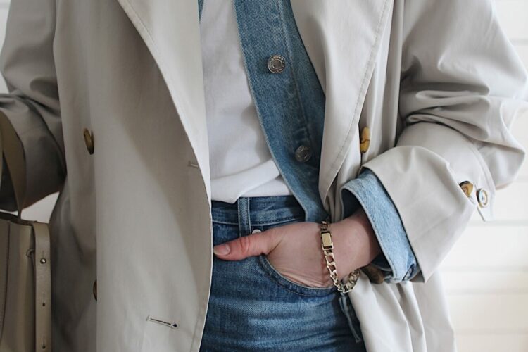 STYLE BEE - TRENCH, DENIM JACKET, TEE, JEANS AND SNEAKERS