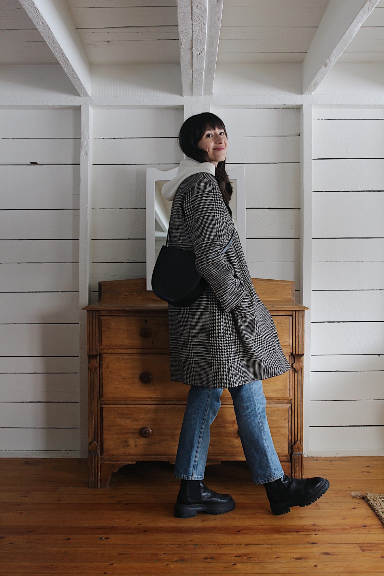 Style Bee -HOUNDSTOOTH COAT, CREAM HOODIE, 90'S JEANS AND CHUNKY BOOTS