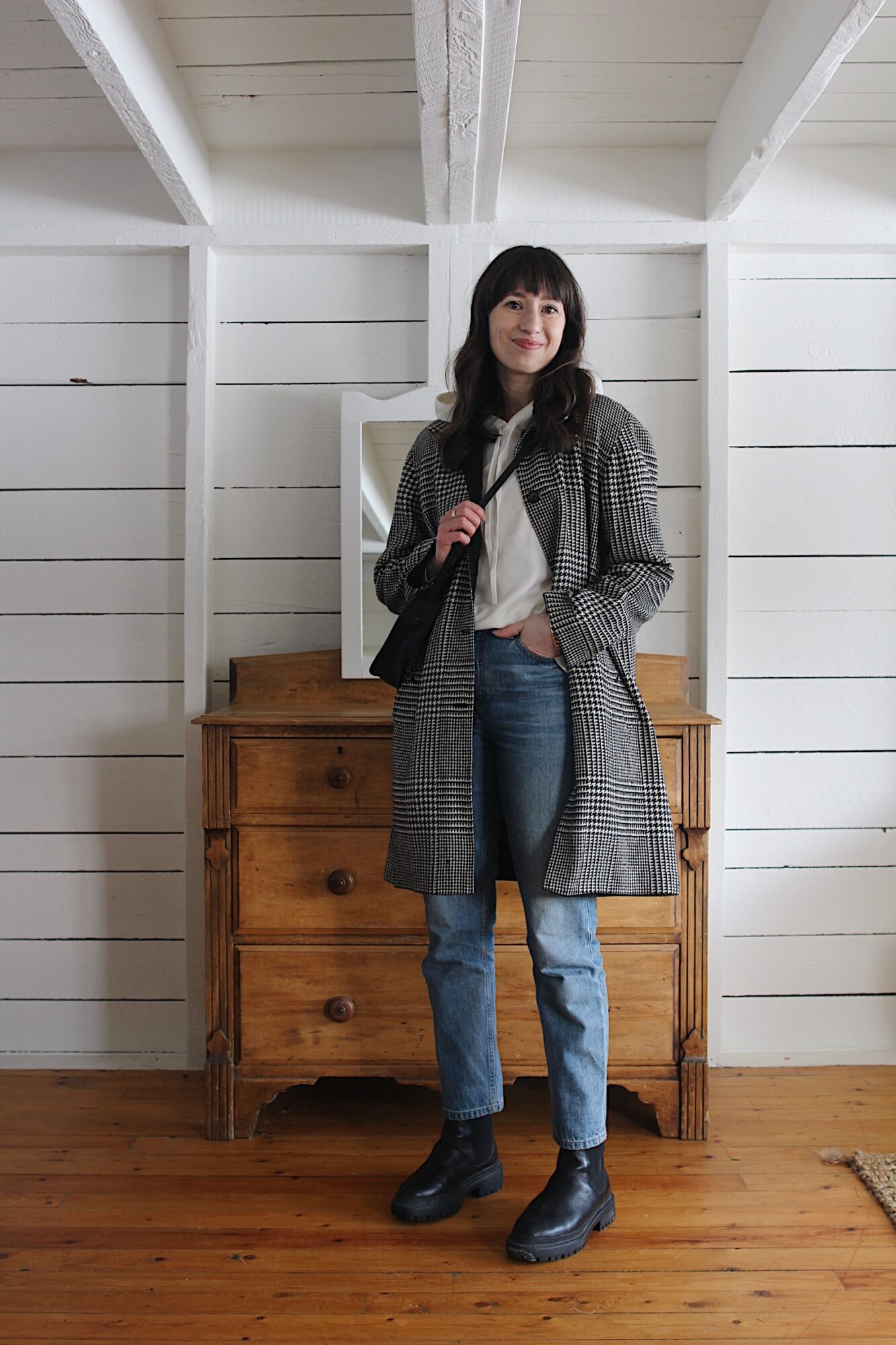 Style Bee -HOUNDSTOOTH COAT, CREAM HOODIE, 90'S JEANS AND CHUNKY BOOTS