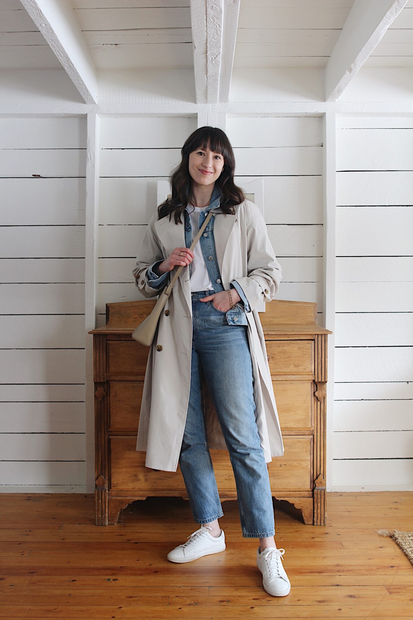 STYLE BEE - TRENCH, DENIM JACKET, TEE, JEANS AND SNEAKERS