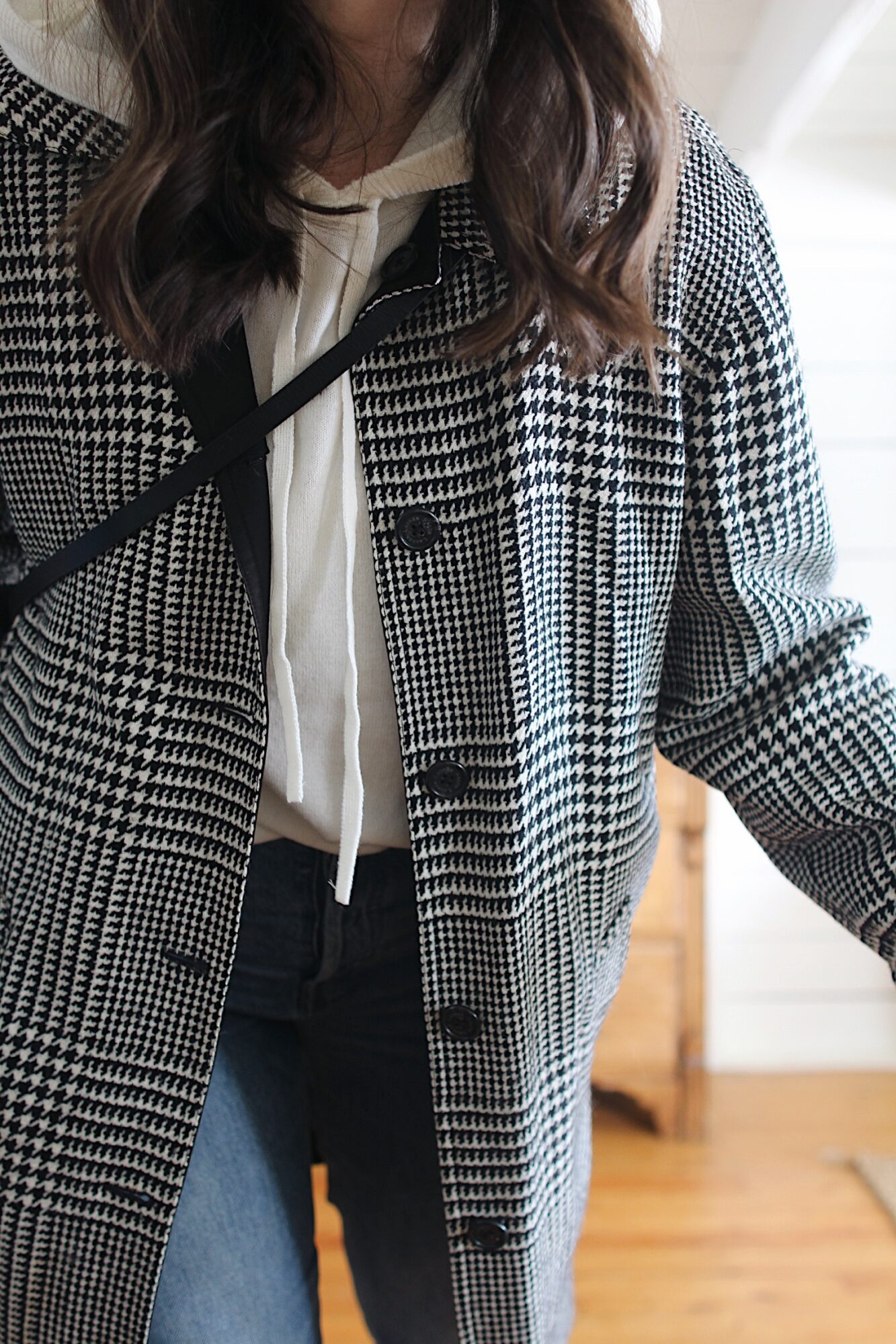 Style Bee -HOUNDSTOOTH COAT, CREAM HOODIE, 90'S JEANS AND CHUNKY BOOTS