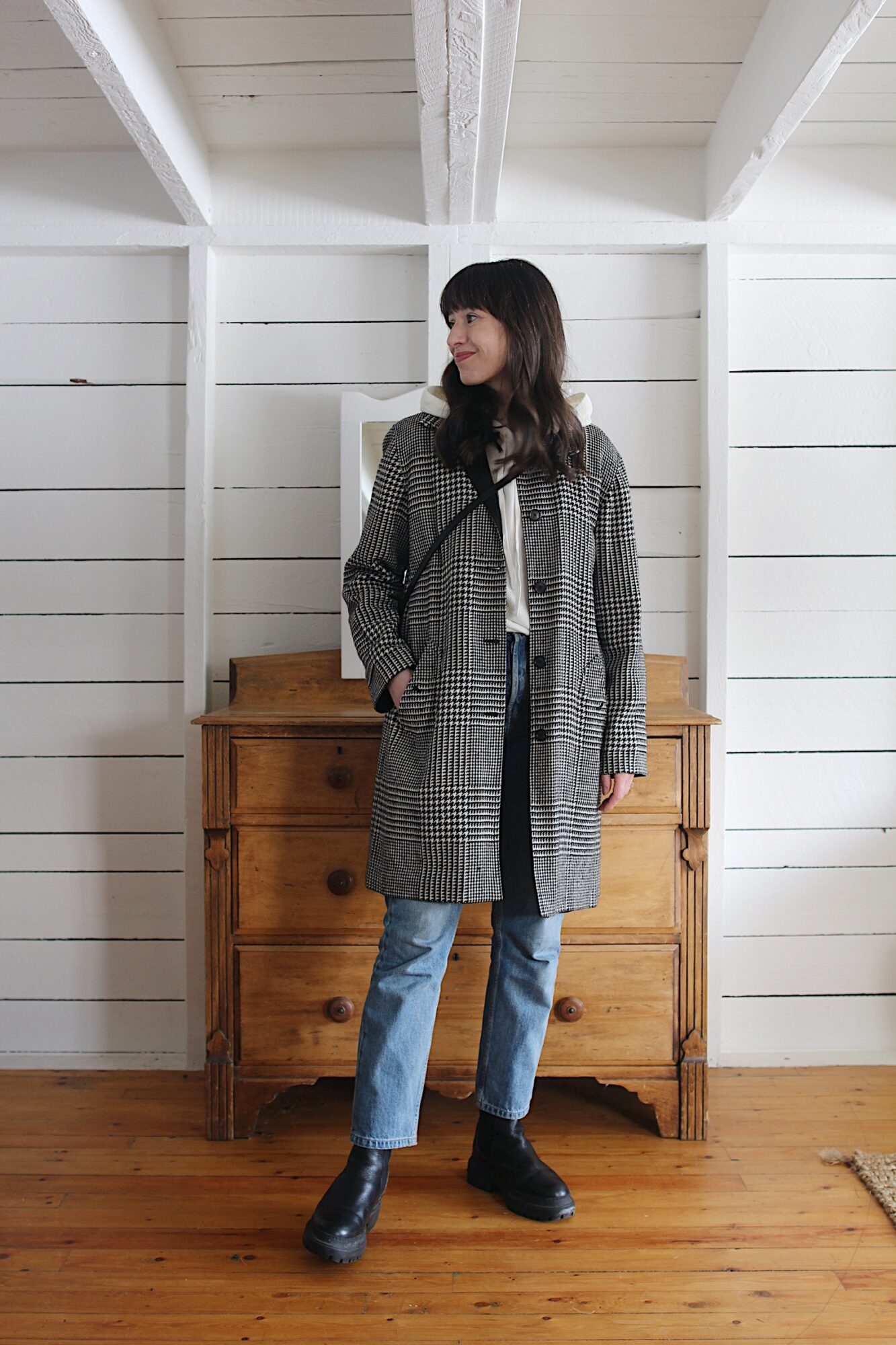 HOUNDSTOOTH COAT, CREAM HOODIE, 90'S JEANS AND CHUNKY BOOTS