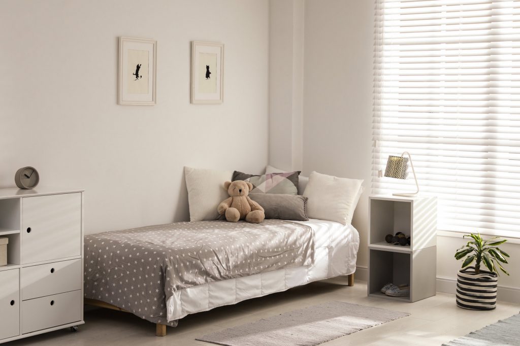 childs-bedroom-with-blinds