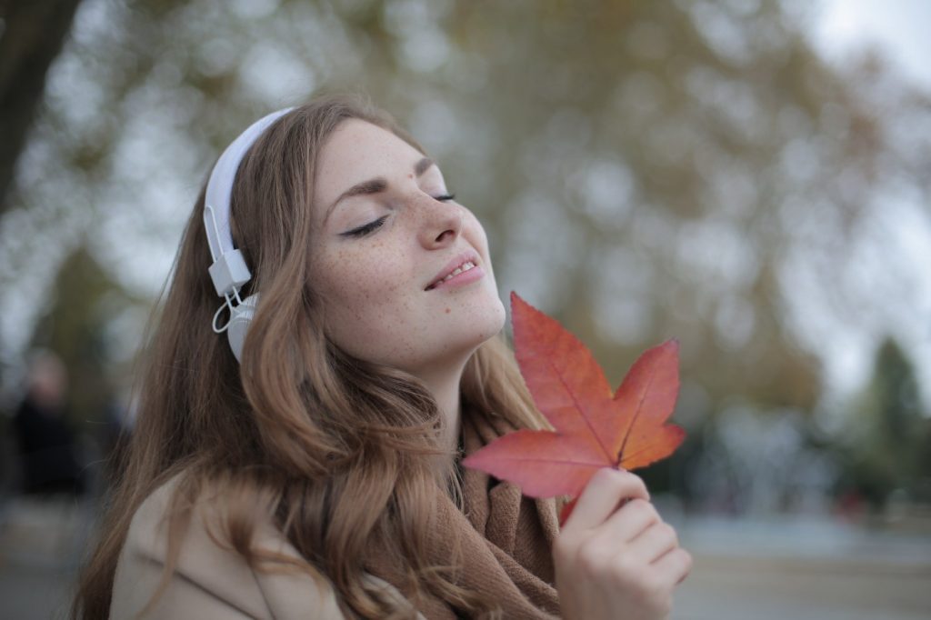 girl-with-autumn-leaf