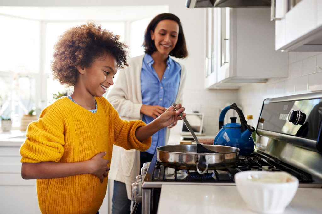 mum-child-cooking