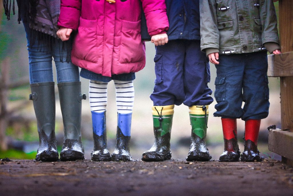 kids-in-wellies-holding-hands