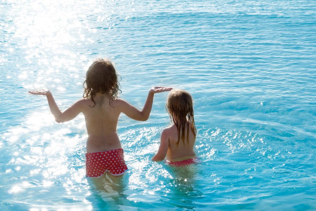 kids-in-swimming-pool